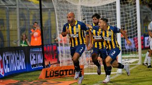 Carlos Quintana celebra su gol ante Gimnasia y al festejo se unen Damián Martínez y Facundo Mallo.
