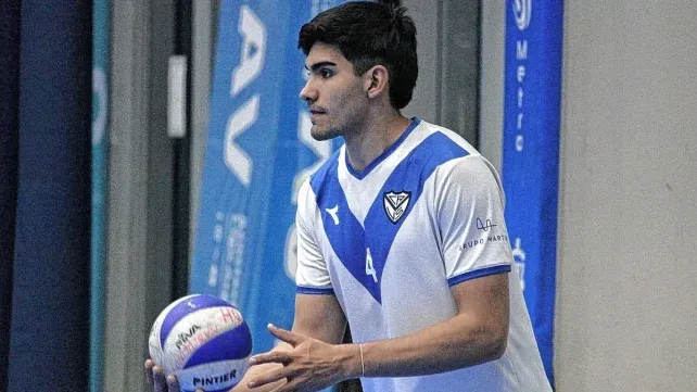 El central ex-Vélez se concentra previo al saque.