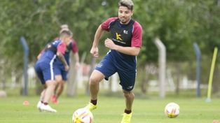 Mira la pelota. Palacios es el atacante que Newells negocia con Independiente.