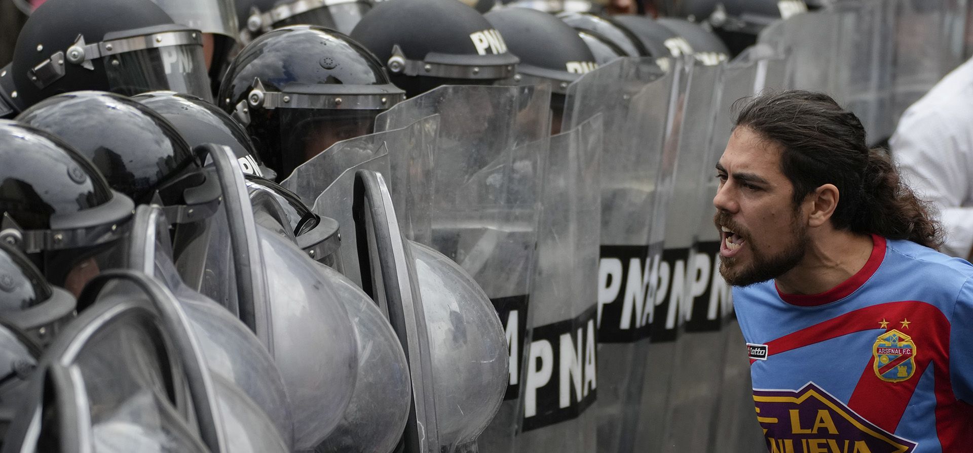 Un manifestante desafía a la policía durante una protesta antigubernamental contra la escasez de alimentos en los comedores populares y las reformas económicas propuestas por el presidente Javier Milei en Buenos Aires, Argentina, el lunes 18 de marzo de 2024. (Foto AP/Natacha Pisarenko) Un manifestante desafía a la policía durante una protesta antigubernamental contra la escasez de alimentos en los comedores populares y las reformas económicas propuestas por el presidente Javier Milei en Buenos Aires, Argentina, el lunes 18 de marzo de 2024. (Foto AP/Natacha Pisarenko)