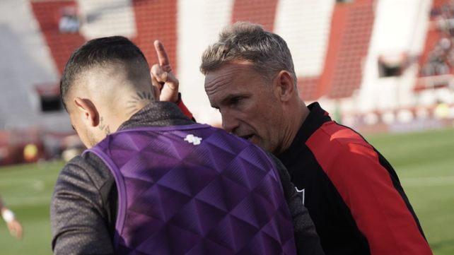 Lucas Bernardi habla con Ever Banega antes de que el capitán entrara desde el banco de suplentes. Newells se trajo un gran triunfo de Parque Patricios.&nbsp;