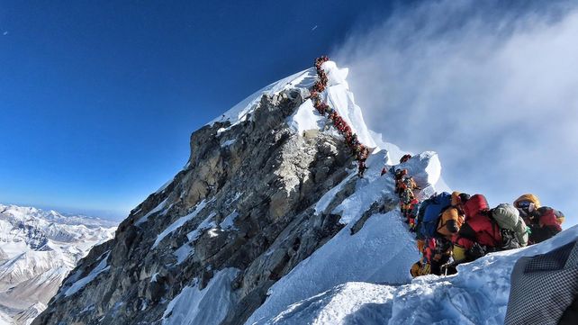 Aberrante. Cientos de montañistas hacen fila para subir al Everest. No se puede hacer fila con 30º bajo cero