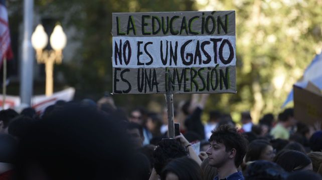 La educación pública, un valor arraigado en la cultura argentina, y que planteó un obstáculo a la motosierra de Milei.