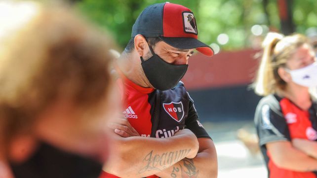 Un hincha de Newells no podría contener las lágrimas por la pérdida de Maradona.