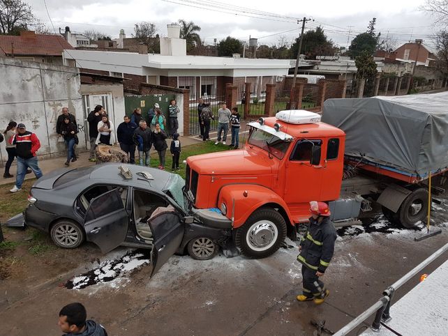 Impactante imagen del accidente ocurrido este mediodía en Villa G. Gálvez.&nbsp;