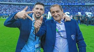 Ramón Díaz festeja con su hijo la obtención del campeonato.