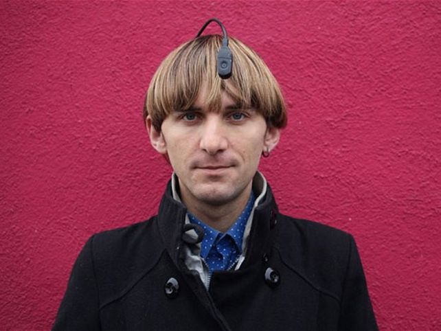 El primer cyborg del mundo: cómo es vivir con una antena en tu cabeza