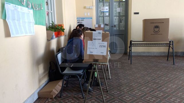 En un domingo soleado, los primeros santafesinos concurren a las urnas