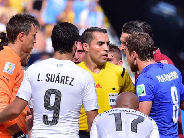 La FIFA designó al árbitro que no vio la mordida de Suárez para la semifinal Brasil-Alemania