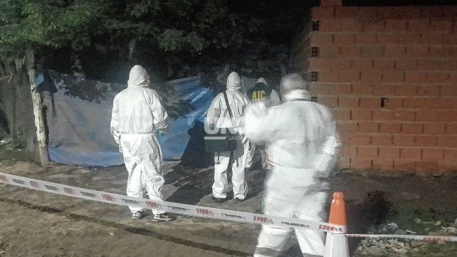 Muerte violenta que se investiga como un posible homicidio. Un hombre de 39 años fue hallado por vecinos tendido en una vereda de barrio General Alvaer con la cabeza ensangrentada.&nbsp;