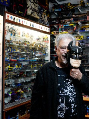 De psiquiatra a dueño de una baticueva: el rosarino que juntó casi mil batimóviles