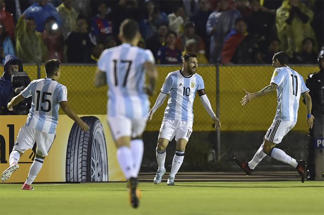 La figura de la noche. Leo Messi convirtió tres goles y metió a Argentina en el próximo Mundial.