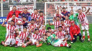 Nicolás Suárez (en el extremo superior izquierdo) junto al plantel y compañeros de cuerpo técnico celebrando el pase a la final.