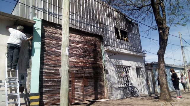 Una mamá con sus dos hijos perdió todo al incendiarse su casa