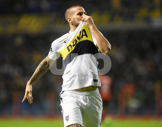 Boca le ganó a Newells y se mantiene en lo más alto