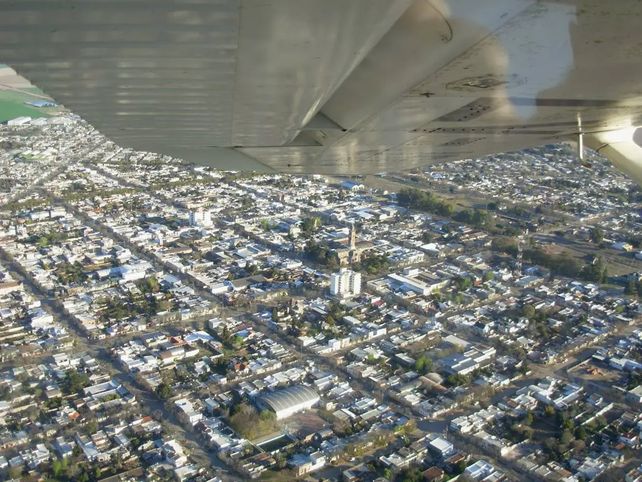 La cercanía de los campos agrícolas con la zona urbana genera conflictos por el impacto de los agrotóxicos en las personas y el ambiente. (Foto: Mapio.net)