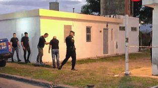 La policía trabaja en el lugar de la balacera ocurrida en el barrio 1° de Julio de Paraná.