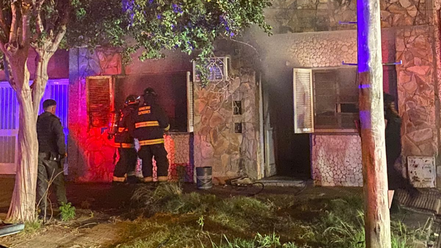 Los Bomberos Zapadores trabajan en la vivienda que se incendió este jueves a la noche