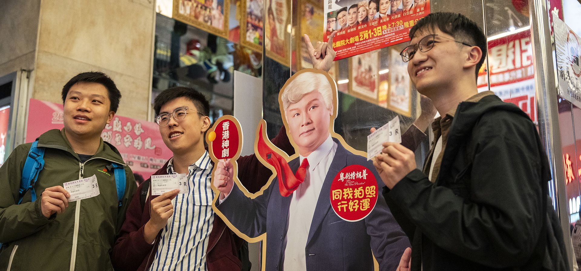 Miembros de la audiencia se toman fotografías con un recorte de un actor que interpreta al presidente estadounidense Donald Trump en la producción de ópera cantonesa Miembros de la audiencia se toman fotografías con un recorte de un actor que interpreta al presidente estadounidense Donald Trump en la producción de ópera cantonesa