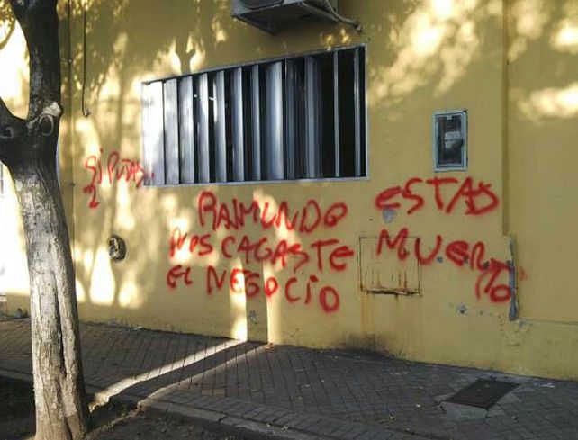 Las pintadas amenazan al intendente sanlorencino Leonardo Raimundo.
