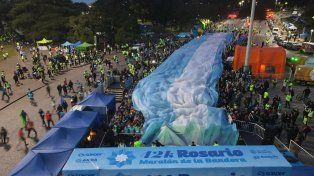 El inicio del Maratón de la Bandera en Rosario, al pie del Monumento.