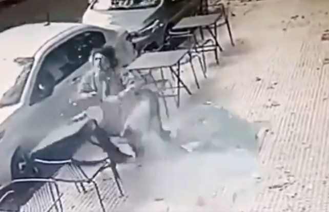 Palermo: tomaba una gaseosa en un bar y le cayó una ventana de vidrio en la cabeza