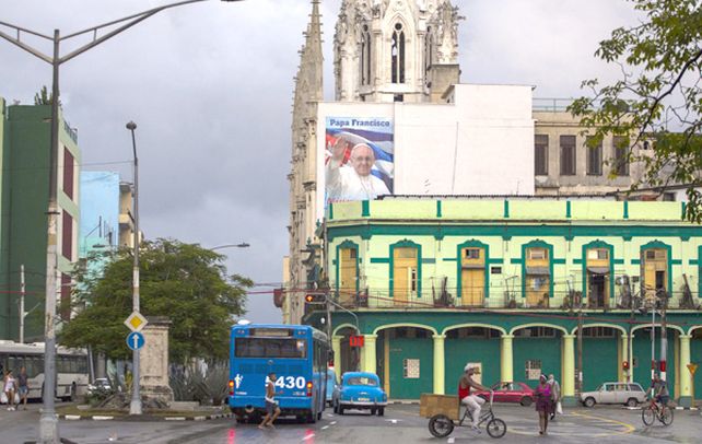 Recibimiento. Un cartel con una imagen de Francisco cuelga en la iglesia del Sagrado Corazón