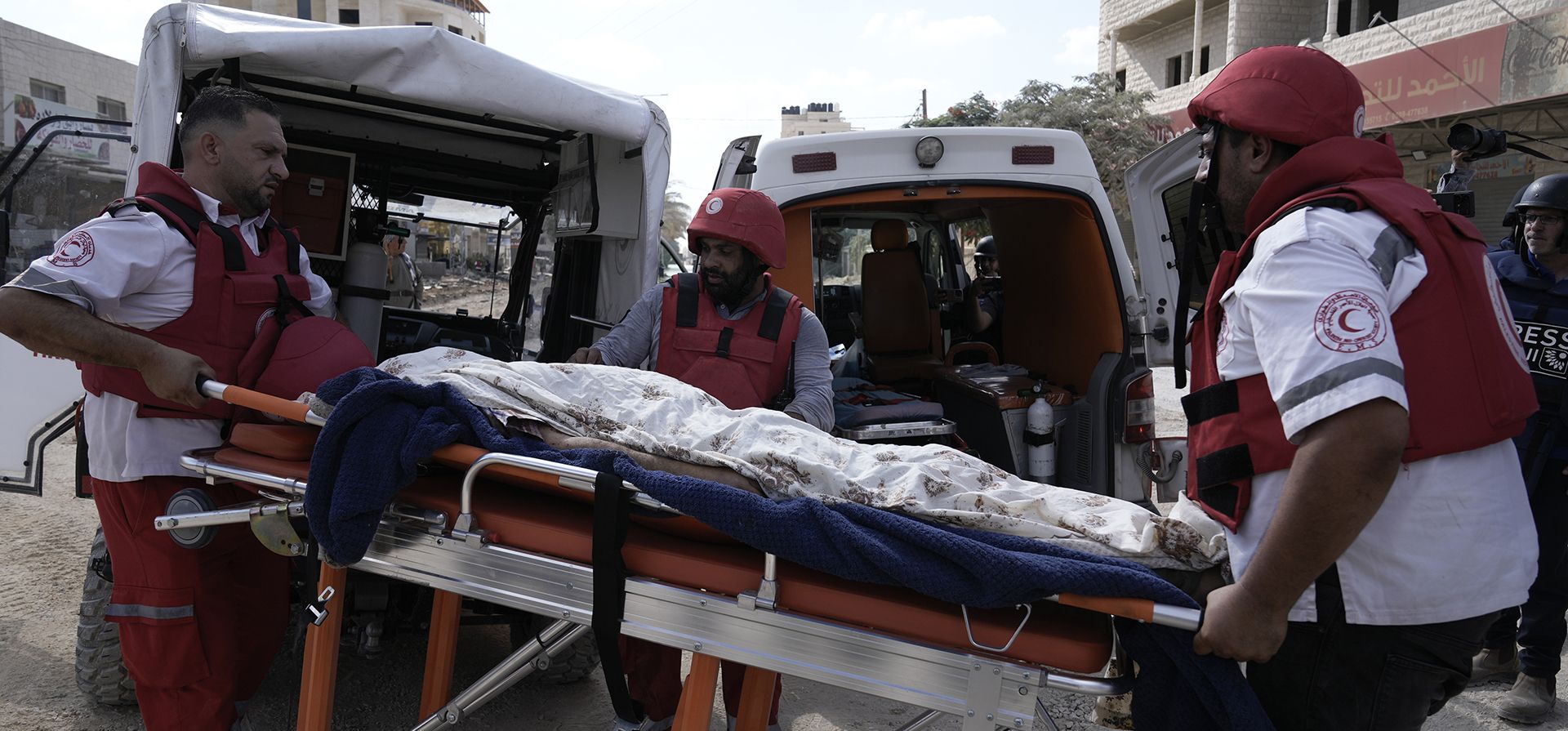 Paramédicos llevan el cuerpo de Ayed Abu Al-Hija, un palestino de 64 años que murió durante una operación militar en el campo de refugiados de Nur Shams, en Cisjordania, Tulkarem, el jueves 29 de agosto de 2024. (Foto AP/Majdi Mohammed)
