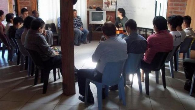 Las reuniones de Alcohólicos Anónimos suelen ser cerradas y se basan en la ayuda mutua.