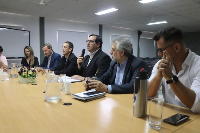 El intendente Vallejos junto a representantes de la UTN