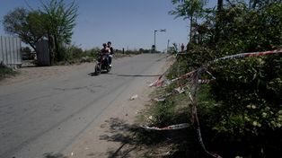 La escena del crimen de Angel Roberto Bernal. El hombre de 28 años fue acribillado con calibre 9 milímetros a metros del cruce de Estudiante Aguilar y las vías del ferrocarril.