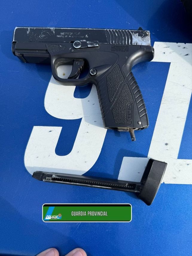 La réplica de arma de fuego que portaba el falso policía.