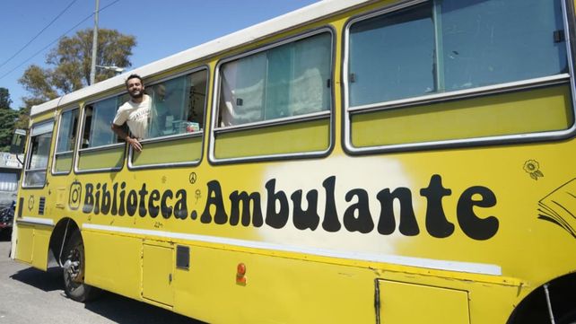 La Biblioteca Ambulante está montada sobre un viejo colectivo de Rosario Bus.