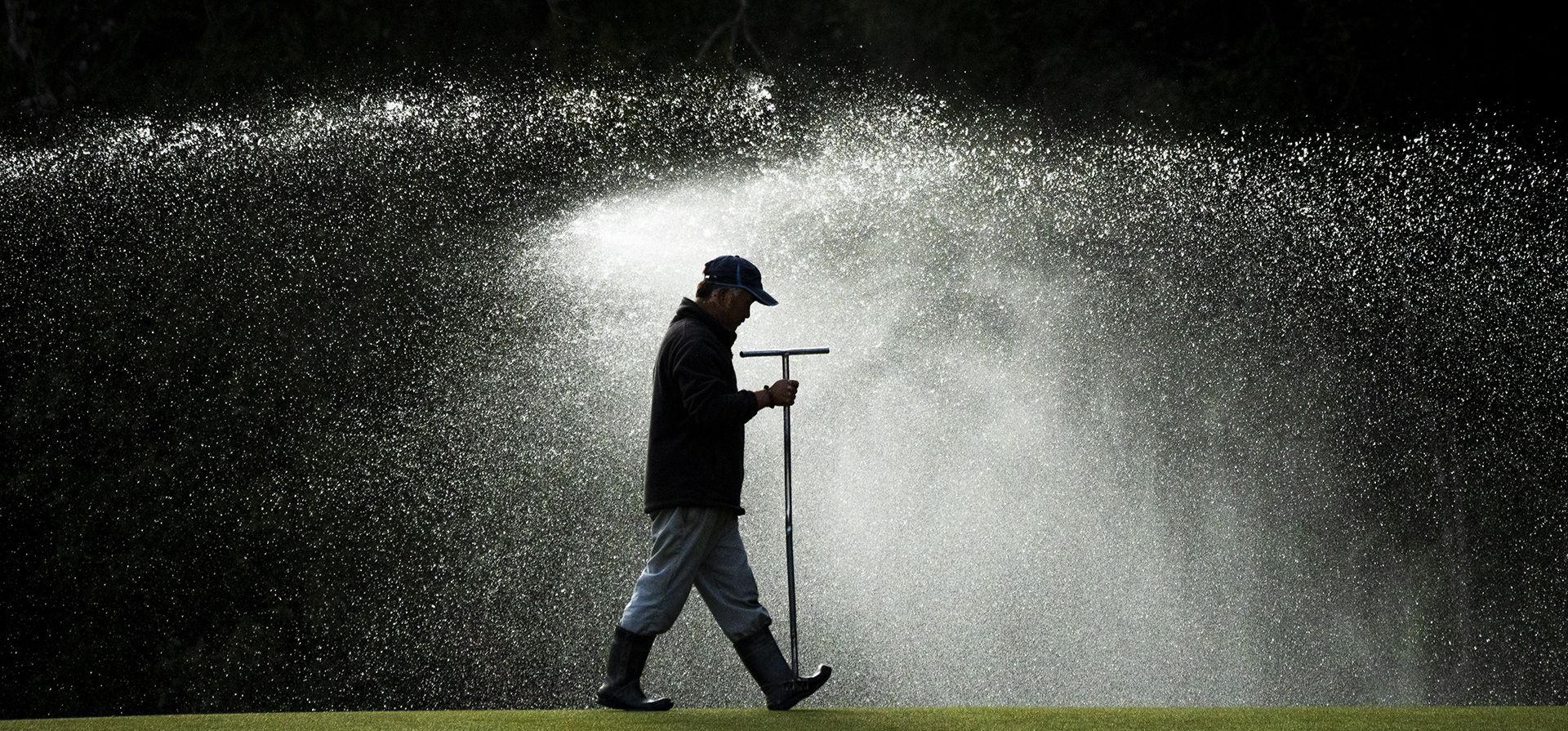 Un trabajador pasa caminando mientras se rocía agua en un campo de golf en Katmandú, Nepal, el viernes 24 de enero de 2025. (Foto AP/Niranjan Shrestha) Un trabajador pasa caminando mientras se rocía agua en un campo de golf en Katmandú, Nepal, el viernes 24 de enero de 2025. (Foto AP/Niranjan Shrestha)