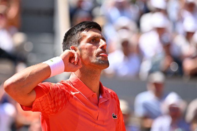 Djokovic se mete en cuartos de final y alcanza récord en Roland Garros