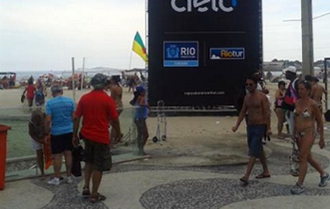 Equipos de sonido gigantes en Copacabana se suman a las pantallas en las que se transmitirá el video del Papa Francisco.