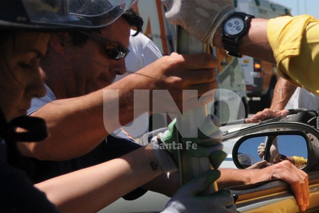 Chocó con un guardarrail que le atravesó el auto y sobrevivió Chocó con un guardarrail que le atravesó el auto y sobrevivió