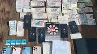 Parte del dinero y lo secuestrado en Alcorta