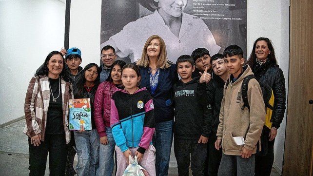 Cuatro obras de Gloria Montoya fueron donadas al Centro Cultural Juan L. Ortiz de Paraná.