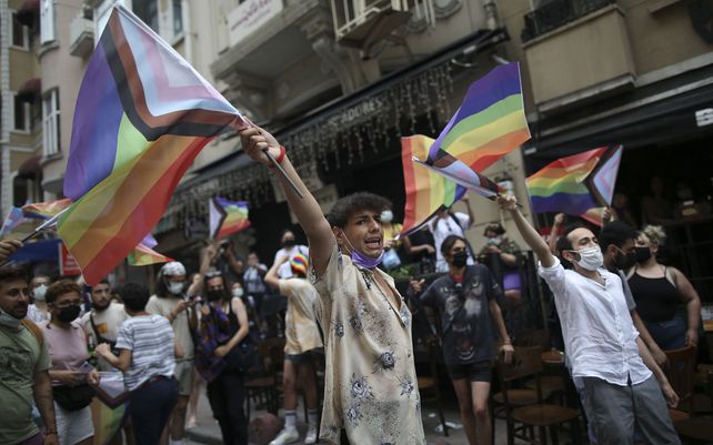 Manifestantes corean consignas durante un evento de orgullo en el centro de Estambul. La policía utilizó gases lacrimógenos para dispersar a las multitudes y detuvo a decenas de activistas LGTBI.