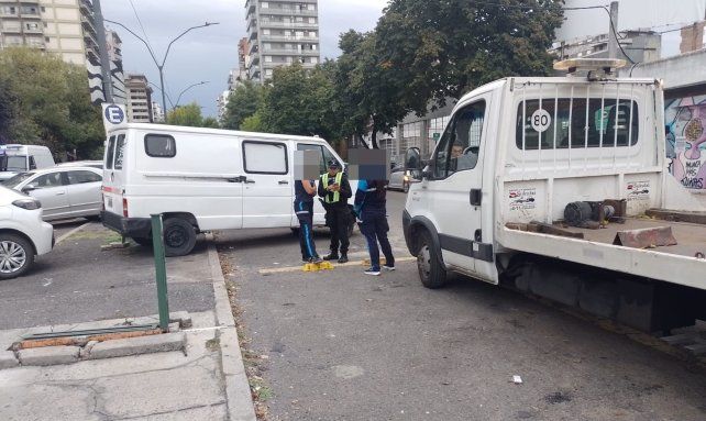 Una inspectora fue atacada con una jeringa al intentar remolcar un auto mal estacionado frente a Medicina