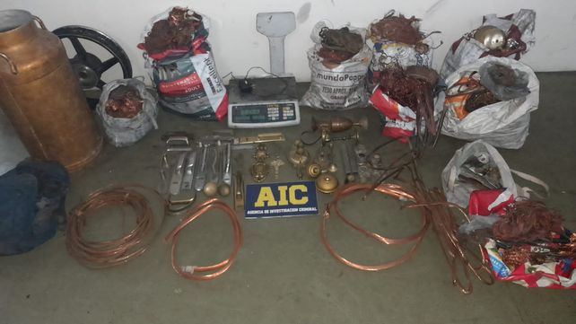 Cuatro detenidos y una importante cantidad de bronce secuestrado en un allanamiento a una chatarrería