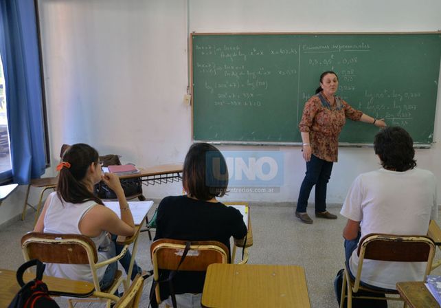 En el aula. La docente y directora de la carrera del Profesorado en Matemática
