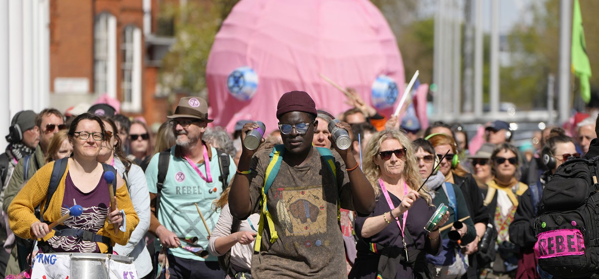 Los manifestantes marchan desde Hyde Park hasta el Museo de Ciencias mientras Extinction Rebellion continúa una semana de acción y divulgación en Londres, el lunes 11 de abril de 2022.
