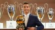 Cristiano posa junto a su cuarto Balón de Oro y queda a uno de Leo Messi.