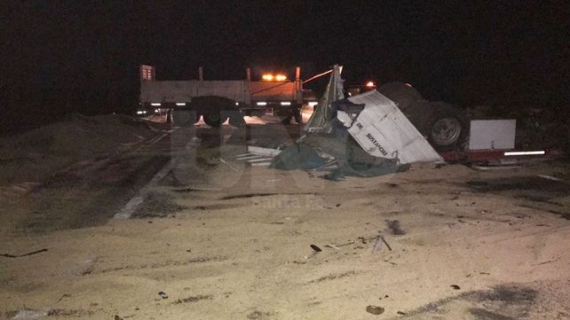 Impactante choque entre tres camiones en la autopista Santa Fe- Rosario