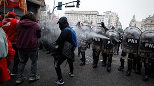 Disturbios y tensión fuera del Congreso por la Ley Bases: piedras, bombas molotov y enfrentamientos con la policía. Foto: La Nación.