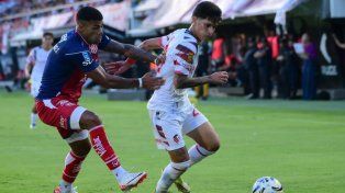 Unión volvió a tropezar con la misma piedra: no lo pudo sostener y lo pagó caro en La Plata