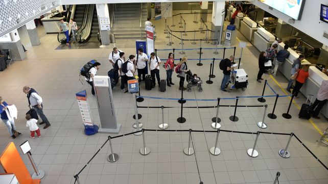 Demoras y vuelos reprogramados en el aeropuerto de Rosario por el temporal