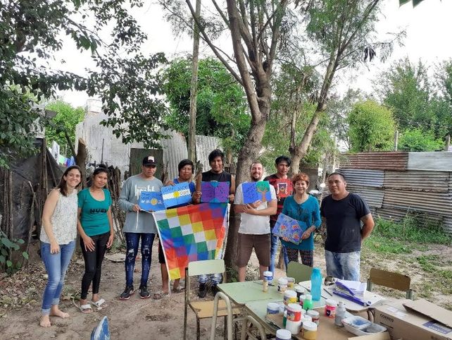 El grupo La Comunidad junto a integrantes de Leg&uuml;era Cartonera.